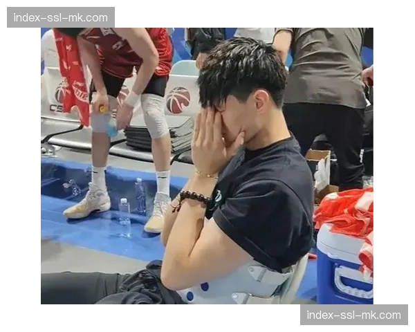 暖心一幕：球迷看台突发医疗状况，比赛暂停，两队队医同时前往救助